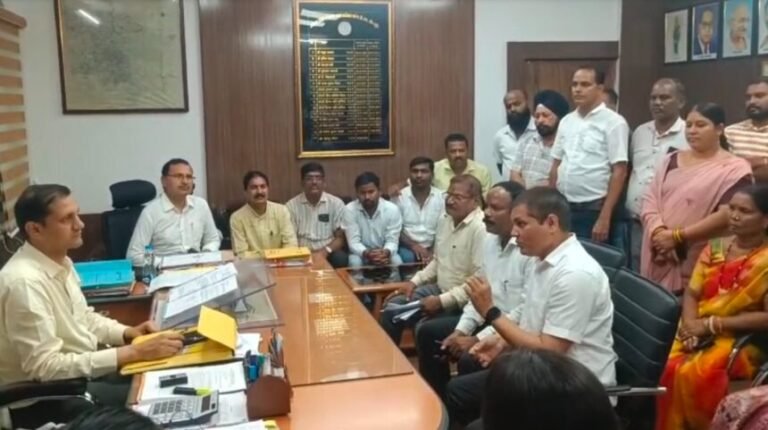 KORBA:-नगर निगम कोरबा पार्षदों ने अपर कलेक्टर से मुलाकात कर आयुक्त से बदतमीजी करने वाले व्यवसायी के खिलाफ की विधिसम्मत कार्यवाही की मांग