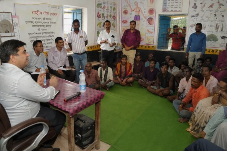 KORBA:-बरसती बूंदों के बीच बिरहोर बस्ती पहुँचे कलेक्टर, चौपाल में सुनीं उम्मीदों की आवाज़…..