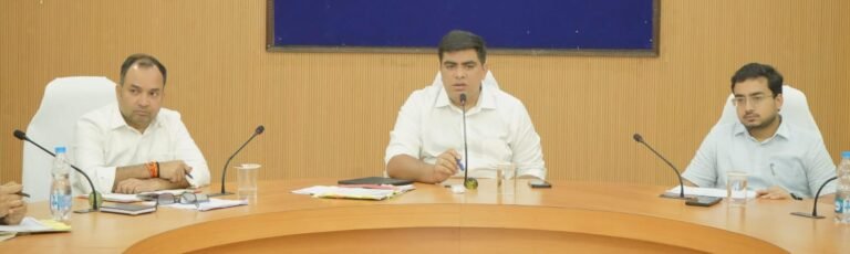 KORßA:-समय-सीमा बैठक में कलेक्टर ने विभागीय कार्यों की समीक्षा कर दिए समयबद्ध निराकरण के निर्देश…..बारिश से क्षतिग्रस्त सड़कों का कराए शीघ्र मरम्मत -कलेक्टर कुणाल दुदावत