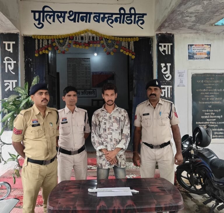 जांजगीर-चांपा :-धारदार हथियार से राहगीरों को भयभीत करने वाला युवक चंद घंटों में गिरफ्तार आर्म्स एक्ट में गया जेल