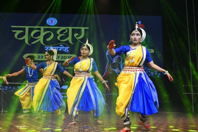 रायपुर : खैरागढ़ विश्वविद्यालय के कलाकारों ने चक्रधर समारोह में सजाया शास्त्रीय नृत्य का मंच
