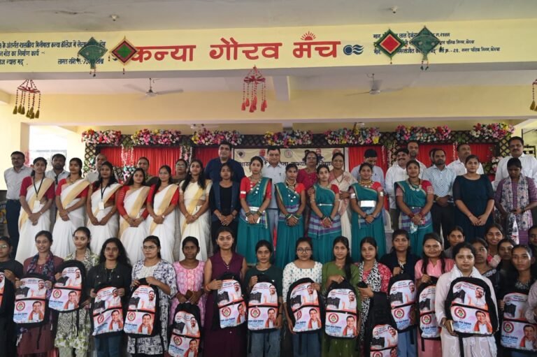 उद्योग मंत्री लखन लाल देवांगन ने 1500 छात्राओं को वितरित की एजुकेशन किट, जिले के अन्य शासकीय महाविद्यालयों में भी विशाल डोम निर्माण की घोषणा…..