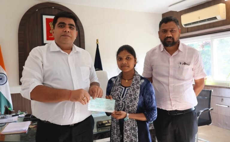 KORßA:-कलेक्टर कुणाल दुदावत ने मेधावी छात्रा ज्योति कंवर को स्वामी विवेकानंद योजना के तहत उच्च शिक्षा के लिए दिए 53,500 रुपए