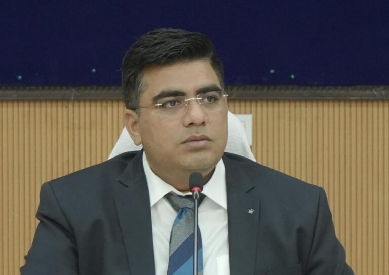 KORßA:-घर-घर से जुटा प्लास्टिक कचरा बनेगा कोरबा की ग्रामीण सड़कों का हिस्सा…..प्रधानमंत्री ग्राम सड़क योजना के चौथे चरण में लगभग 162 किलोमीटर की 55 सड़कें स्वीकृत, निर्माण के लिए 61 टन अपशिष्ट प्लास्टिक की आवश्यकता