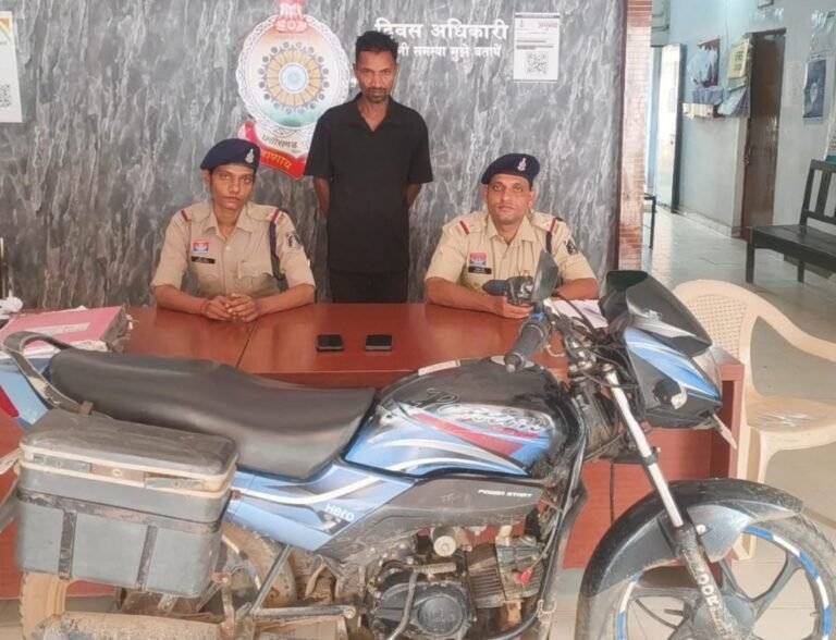 सक्ती पुलिस को मिली सफलता, मोबाइल और नकदी चोरी करने वाला आरोपी गिरफ्तार, चोरी की बाइक बरामद… देखें वीडियो
