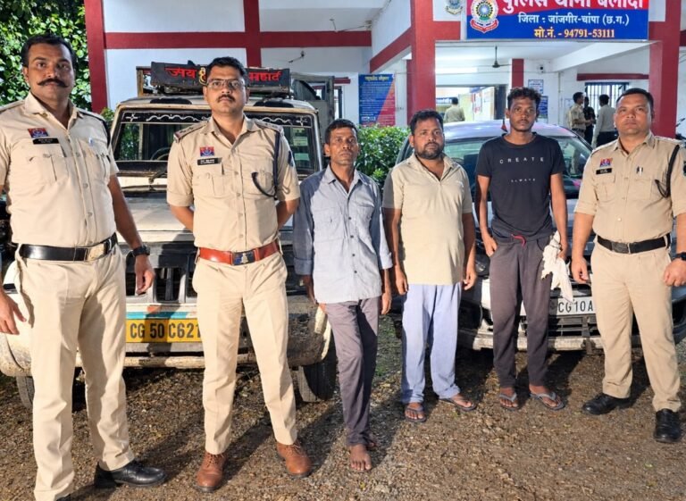 कटरा जंगल में पुलिस की बड़ी कार्रवाई, पिकअप में टैंकर छिपाकर रखा 1000 लीटर अवैध डीजल जब्त, पायलटिंग कर रही आर्टिगा समेत 3 आरोपी गिरफ्तार