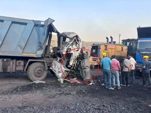 KORßA:-: कुसमुंडा खदान क्षेत्र में दो ट्रेलरों में भीषण टक्कर, एक चालक की मौत – मुआवजा और नौकरी की मांग को लेकर प्रदर्शन