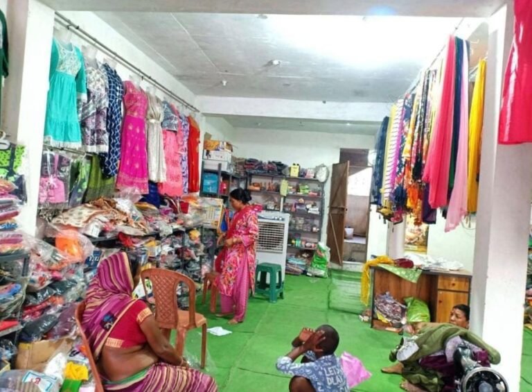 KORBA:-सामूहिक प्रयास और ऋण सहायता से सावित्री उरांव ने बढ़ाया कपड़ा व्यवसाय