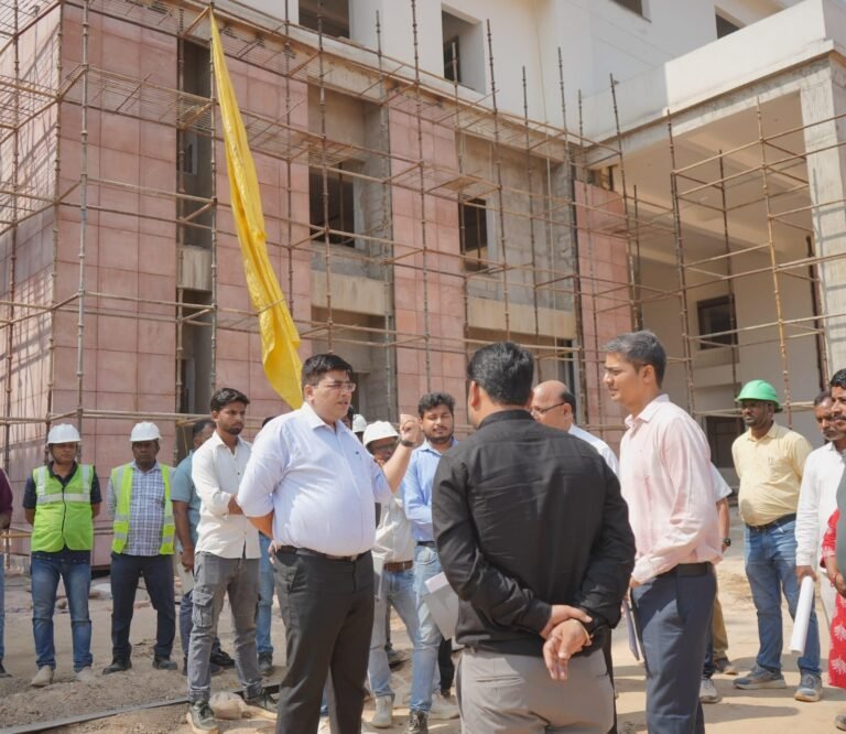 कलेक्टर ने किया मेडिकल कॉलेज भवन का निरीक्षण, निर्माण में तेजी लाने के दिए सख्त निर्देश