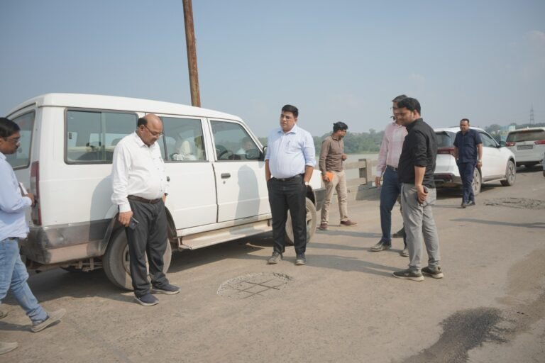 KORBA:-नागरिकों का आवागमन सुरक्षित और सुगम बनाने के लिए कलेक्टर ने किया सड़कों-पुलों का निरीक्षण………….हसदेव नदी पुल पर बाहर निकली सरियों को सात दिन में मरम्मत के निर्देश, क्षतिग्रस्त मार्गों पर भी शीघ्र काम पूरा करने को कहा