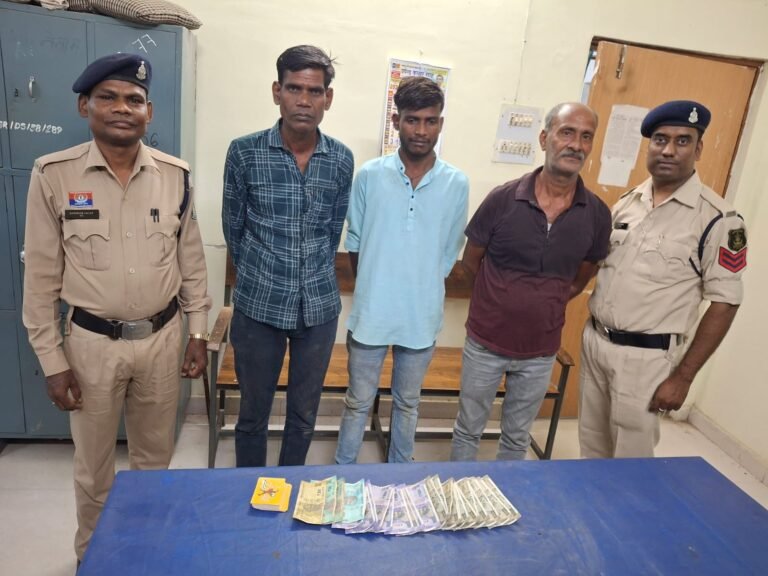 जांजगीर: बावन परी का दांव लगाते 3 जुआरी गिरफ्तार, 7220 रुपये नकद जब्त, मुलमुला पुलिस की कार्रवाई