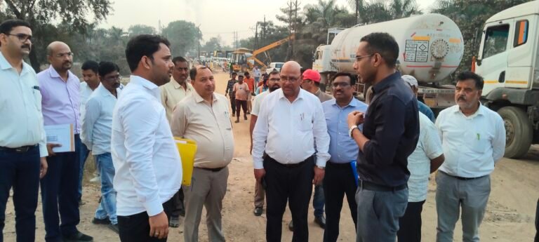 लोक निर्माण विभाग के सचिव ने सड़कों की मरम्मत और बीटी पैच कार्यों में तेजी लाने के दिए निर्देश……सचिव मुकेश कुमार बंसल ने ध्यानचंद चौक से बजरंग चौक मार्ग तक निर्माणाधीन सीमेंट-कांक्रीट सड़क का भी निरीक्षण….. देखें वीडियो