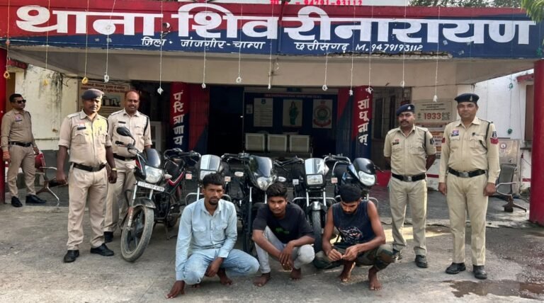 पुलिस की नाकाबंदी में खुला मोटरसाइकिल चोरी का राज…….चोरी की 02 बाइक समेत घटना में प्रयुक्त व संदिग्ध 03 मोटरसाइकिल बरामद, 03 आरोपी गिरफ्तार