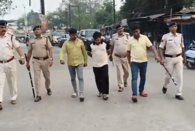 जांजगीर: पैसे के विवाद में हत्या के प्रयास के तीन आरोपी गिरफ्तार, डंडा, बटनदार चाकू और पिस्टलनुमा हथियार बरामद….. जुलूस का देखें वीडियो
